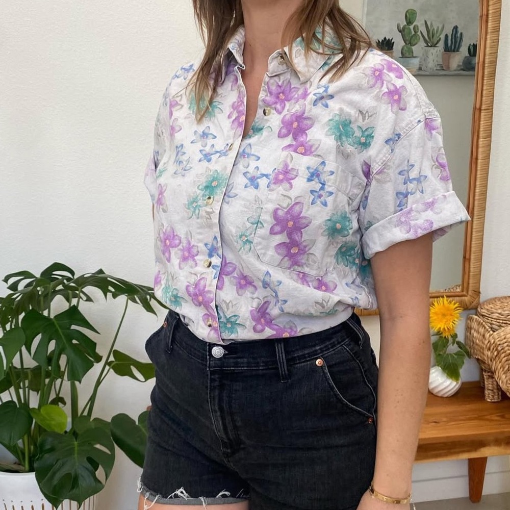 Floral red rover button up t shirt. Size Medium